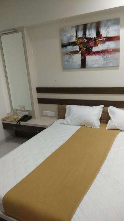 Hotel Rajlaxmi Grand Колхапур Екстериор снимка